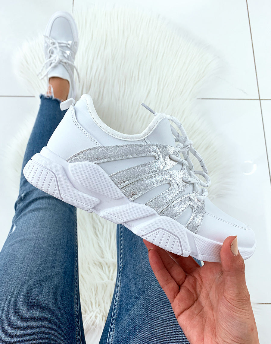 Baskets blanches à empiècements argentés et lacets fantaisies