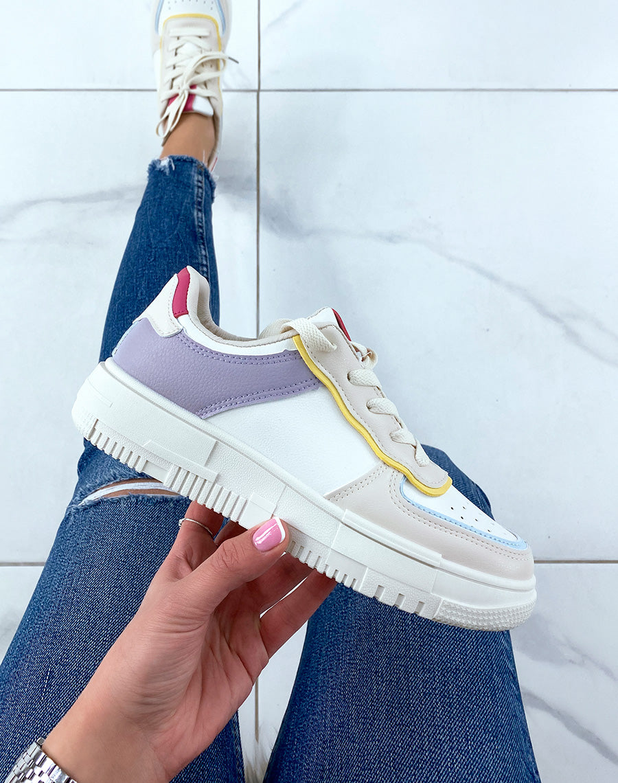 Baskets blanches à empiècements beiges violets roses jaunes et bleus
