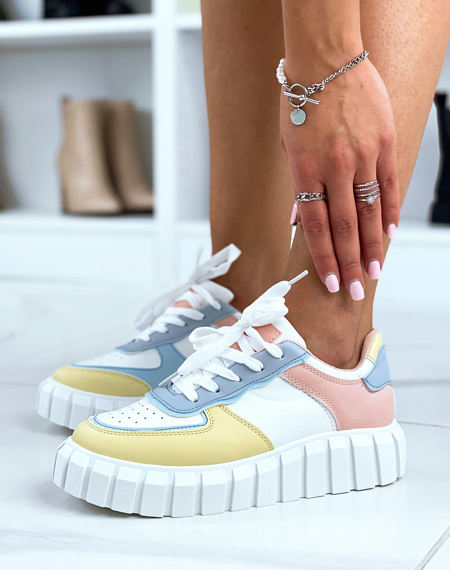 Baskets blanches à empiècements bleus jaunes et roses et grosse semelle