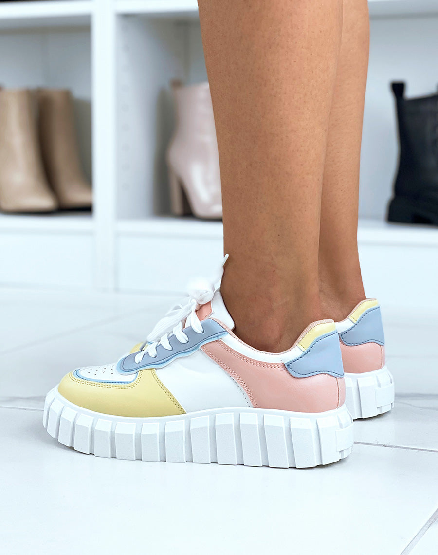 Baskets blanches à empiècements bleus jaunes et roses et grosse semelle