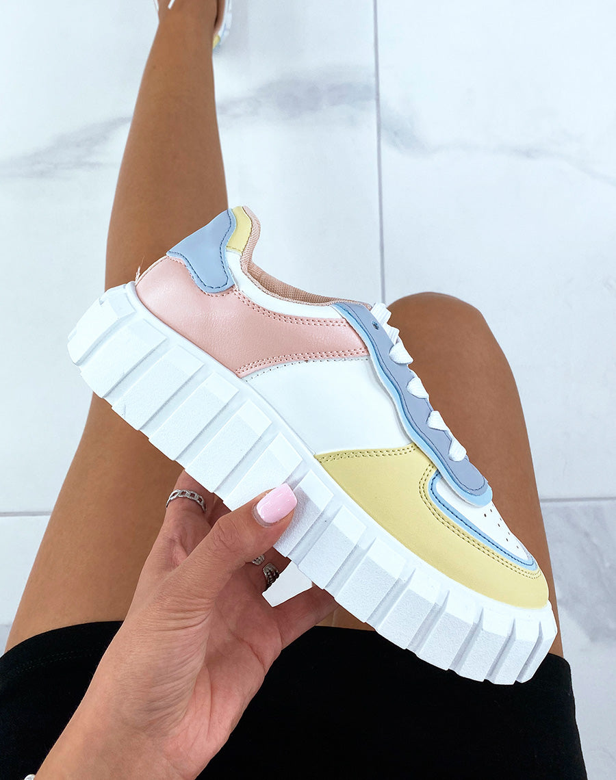Baskets blanches à empiècements bleus jaunes et roses et grosse semelle