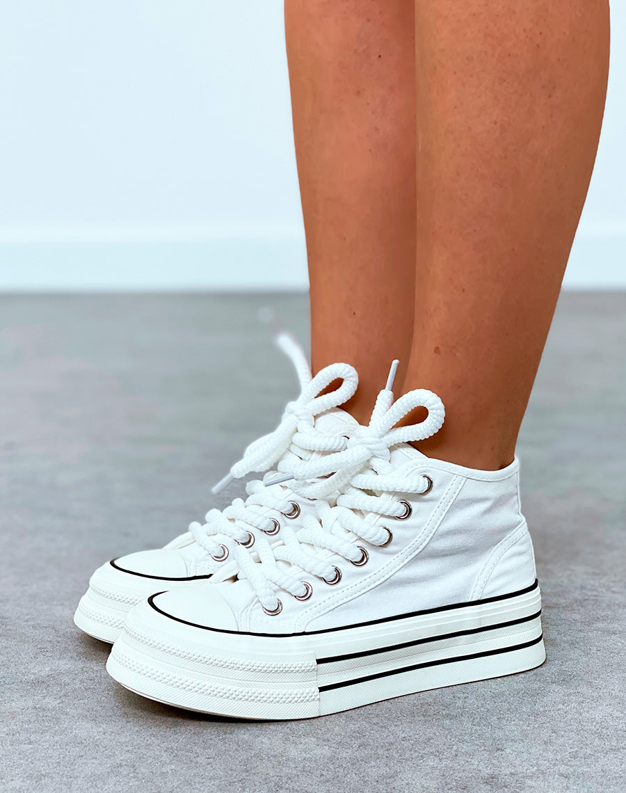 Baskets blanches en toile à bandes noires à lacet épais et à plateforme