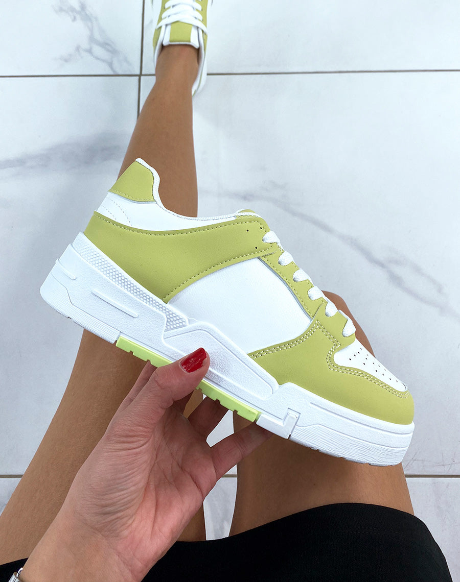 Baskets blanches et vert pomme