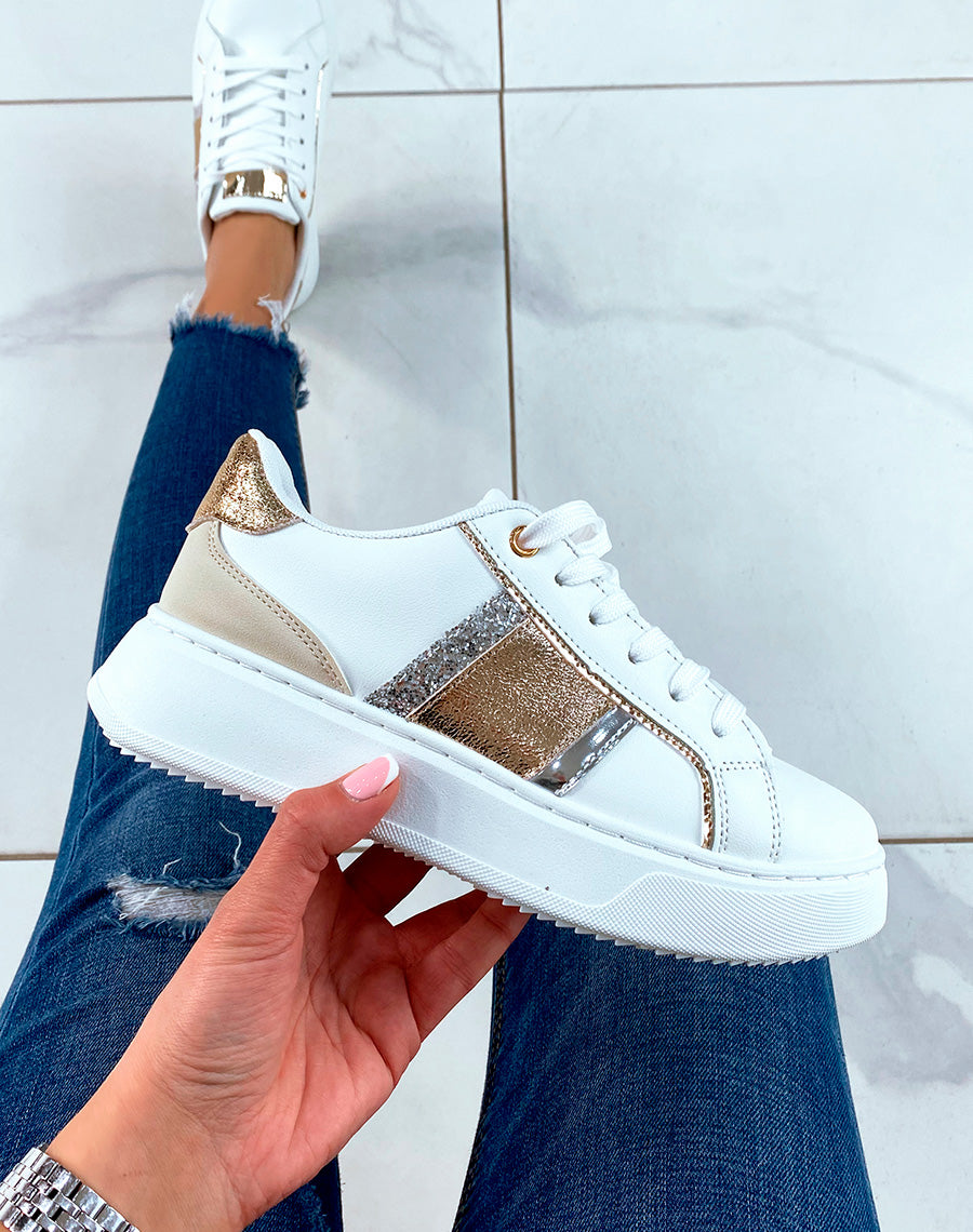 Baskets blanches à lacet et aux détails élégants