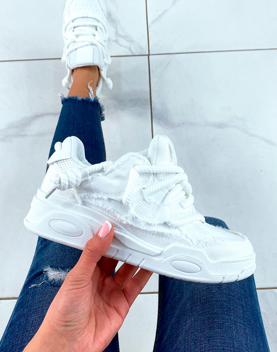 BASKETS BLANCHES ? LACET ?PAIS ET ? EFFET JEANS D?CHIR?S