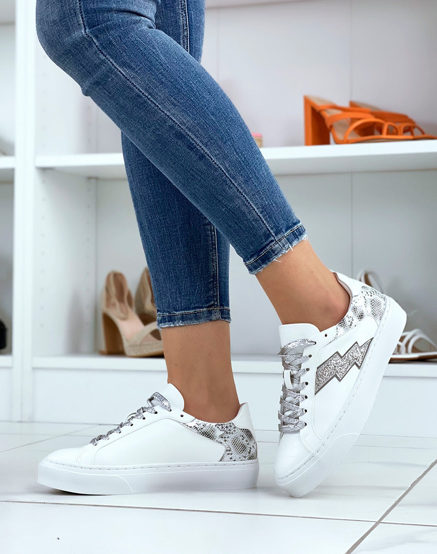 Baskets blanches à lacets argentés et empiècements python et éclair