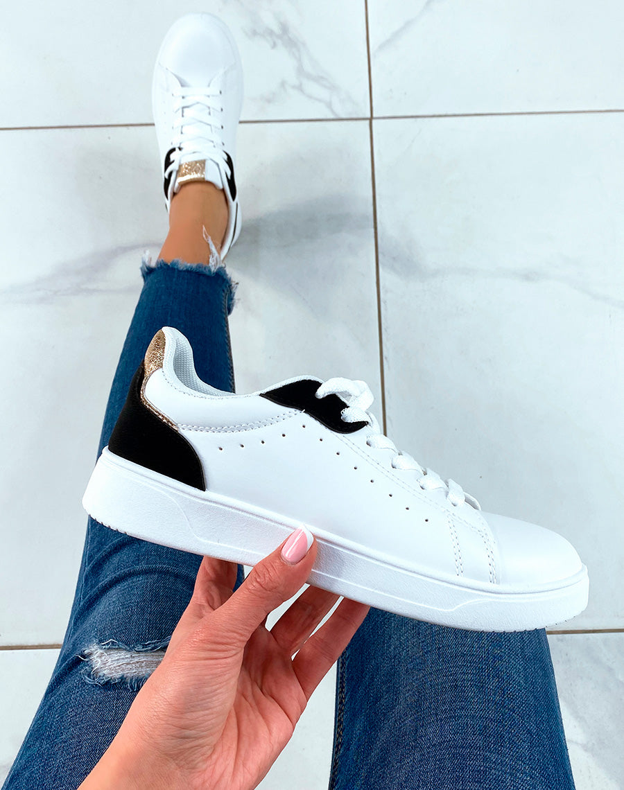 Baskets blanches à lacets avec détail noire et doré pour femme