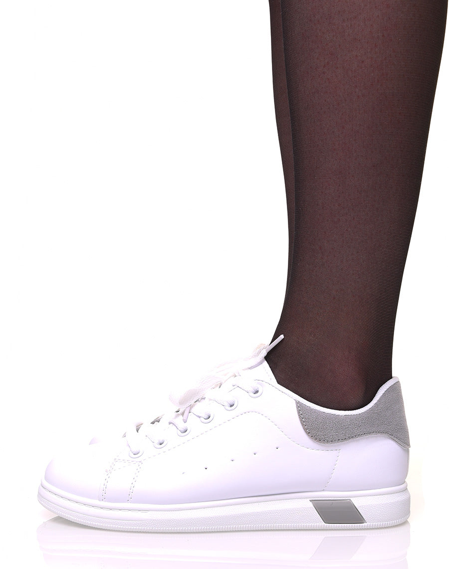 Baskets blanches à lacets avec détails gris