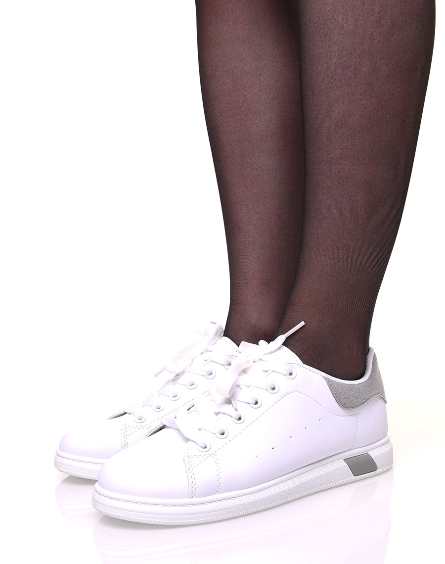 Baskets blanches à lacets avec détails gris