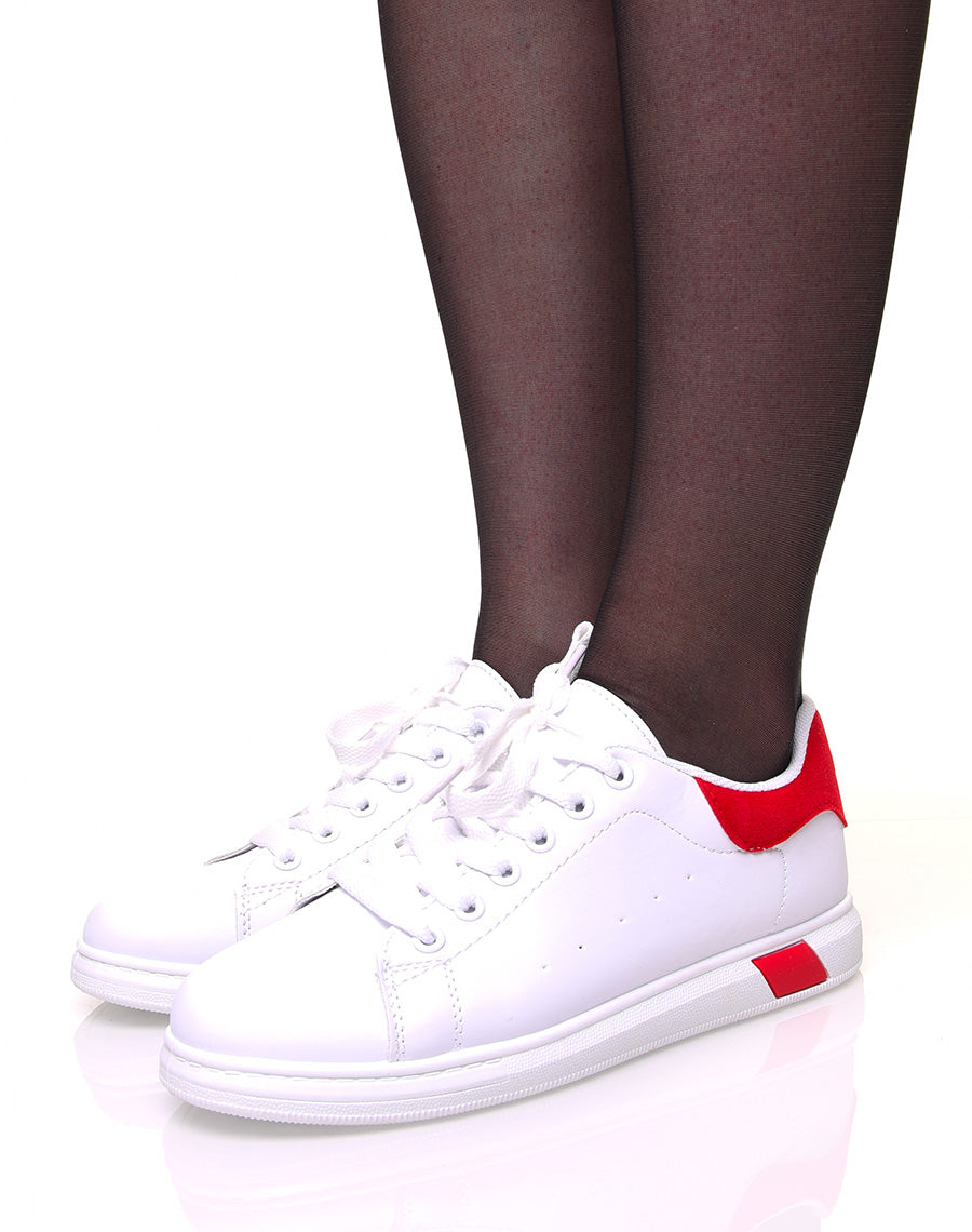 Baskets blanches à lacets avec détails rouges