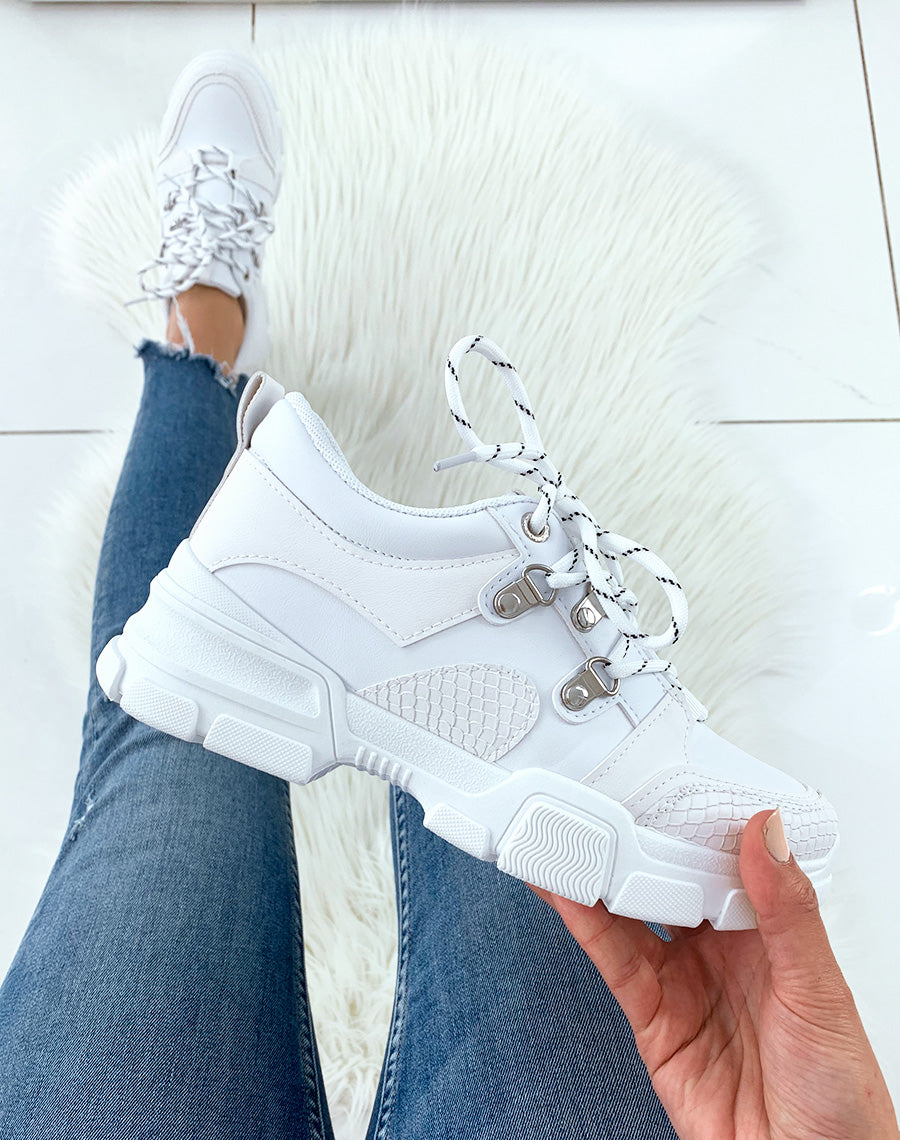 Baskets blanches à semelles compensées et à lacets fantaisies