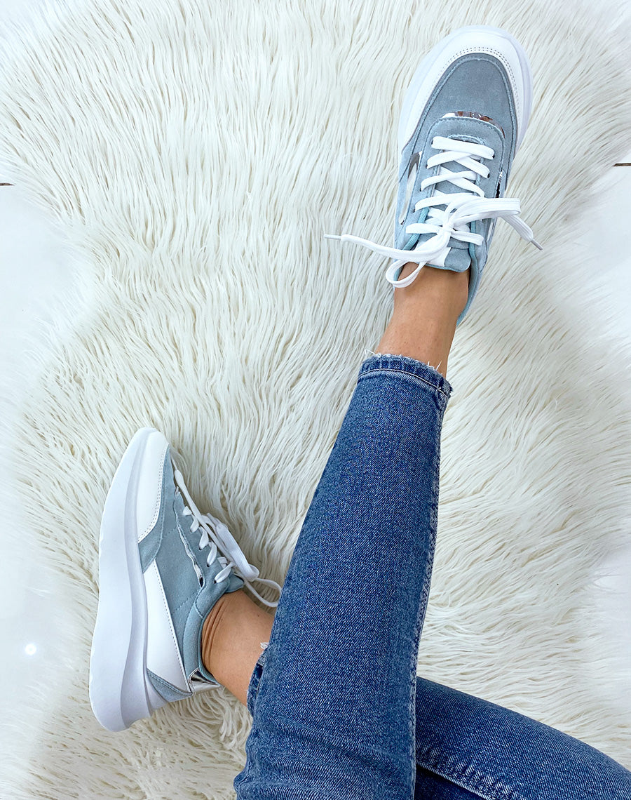 Baskets bleu pastel