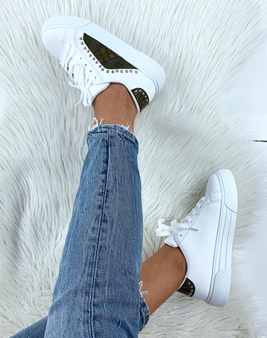 Baskets cloutées blanches et vertes effet croco