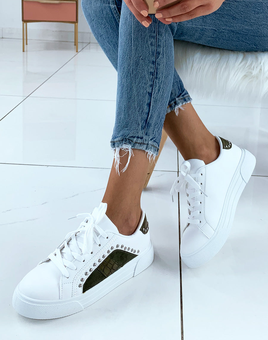 Baskets cloutées blanches et vertes effet croco