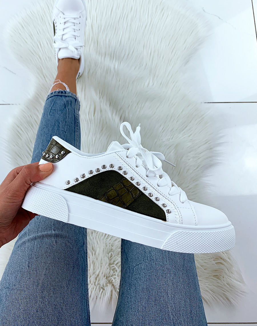 Baskets cloutées blanches et vertes effet croco