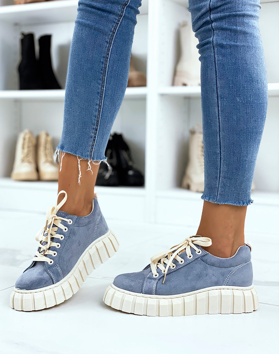 Baskets en suédine bleu jean à lacets et semelle beige