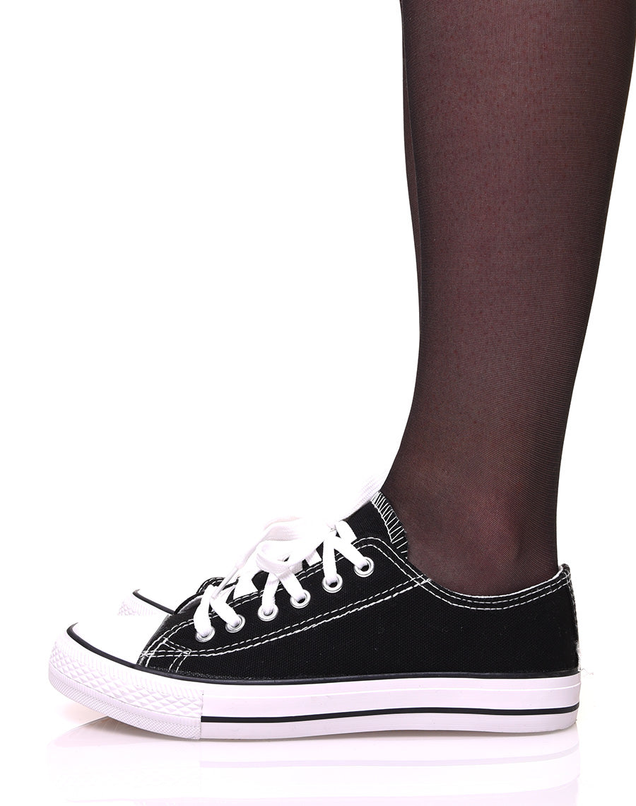 Baskets en toile noires à lacets blancs et liserés noirs