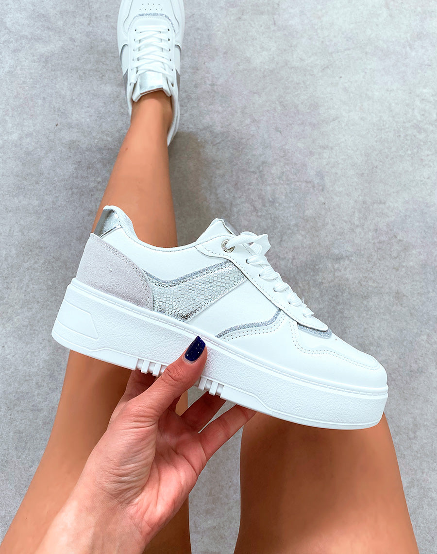 Baskets femme blanche à empiècements et détail argentée pailletée