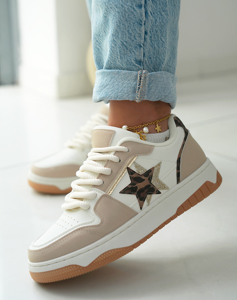 Baskets femme blanches à empiècements beige avec étoiles pailletées et léopard