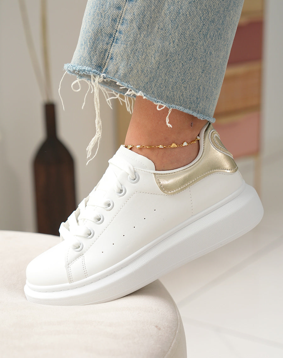 Baskets femme blanches tendance avec empiècement doré irisé et détail