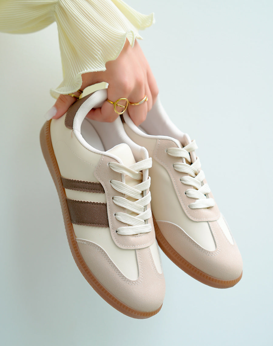 Baskets femme à empiècements beige et taupe avec semelle marron clair