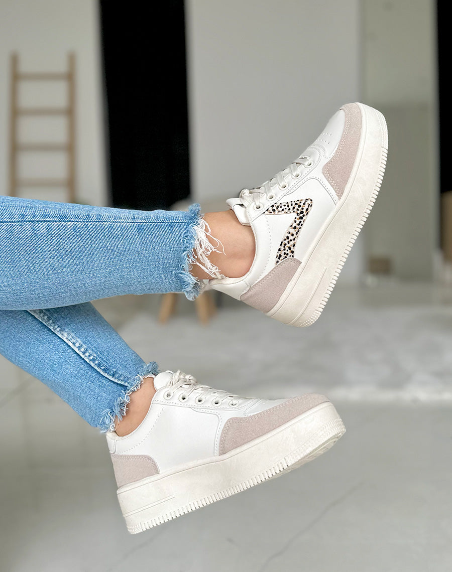 Baskets grises et blanches avec motifs léopard et empiècement blanc 