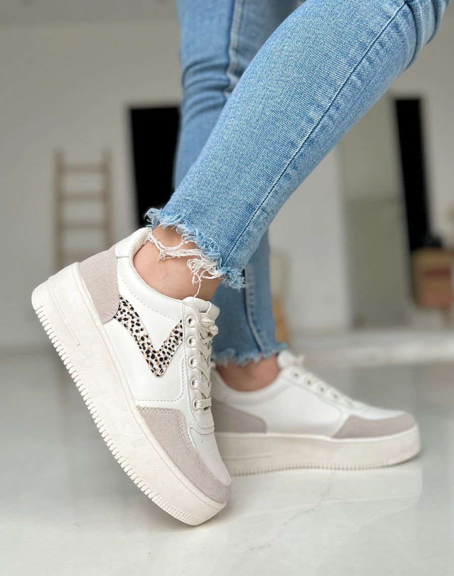 Baskets grises et blanches avec motifs léopard et empiècement blanc 