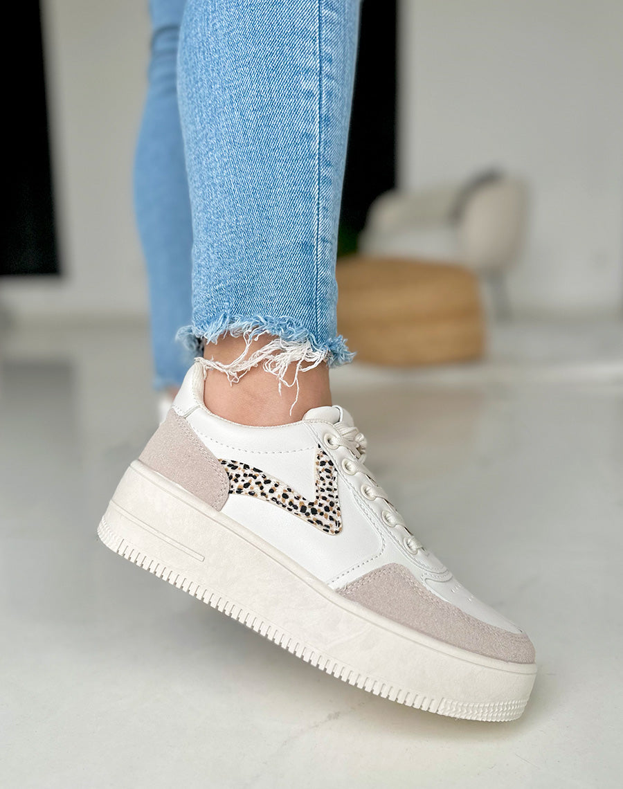 Baskets grises et blanches avec motifs léopard et empiècement blanc 