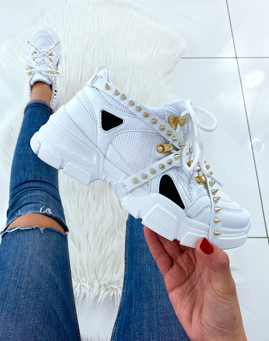 Baskets à lanières cloutées