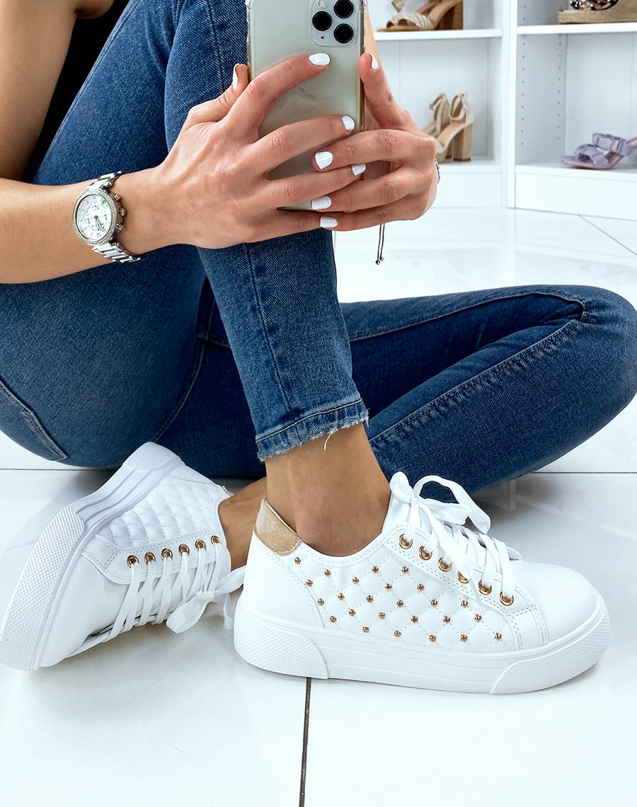 Baskets matelassées et cloutées beige