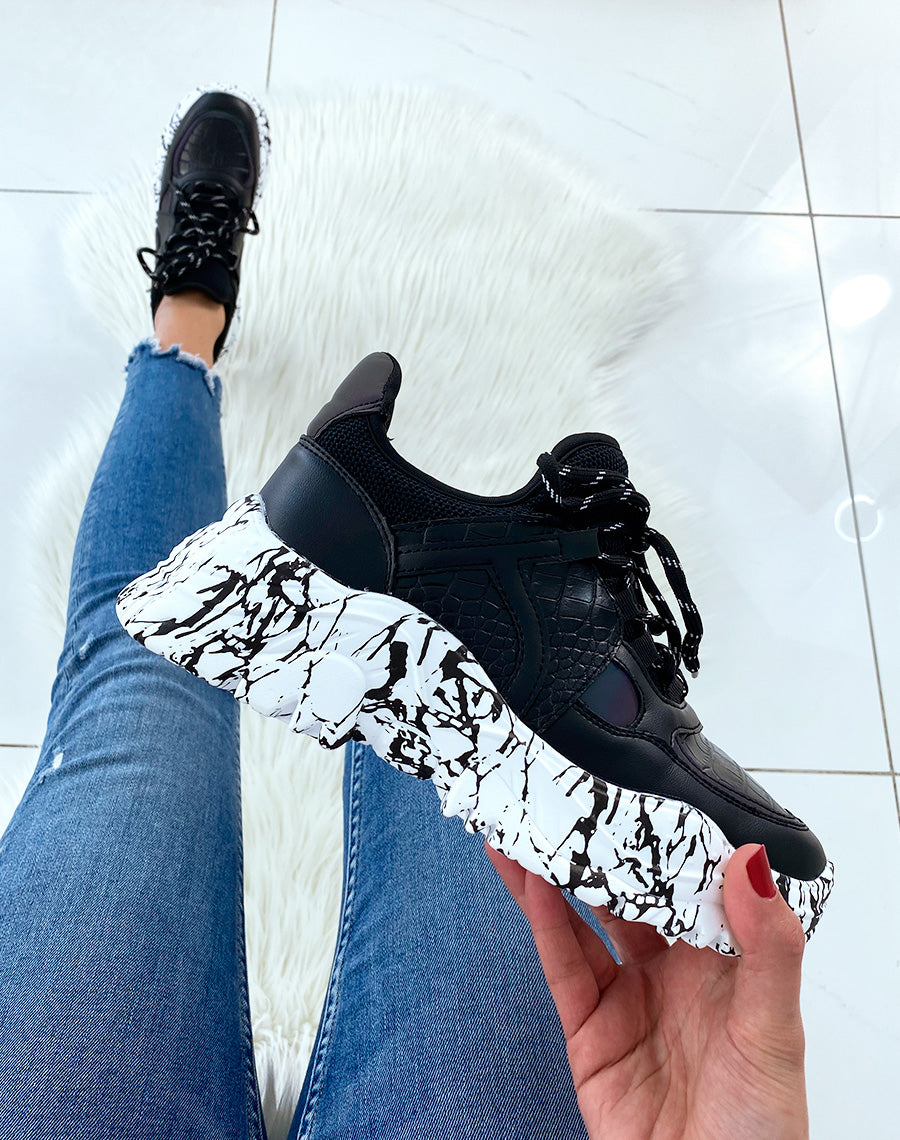 Baskets noires avec détails tâches de peinture sur la semelle