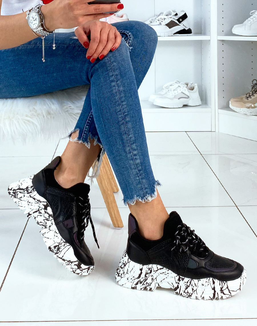Baskets noires avec détails tâches de peinture sur la semelle