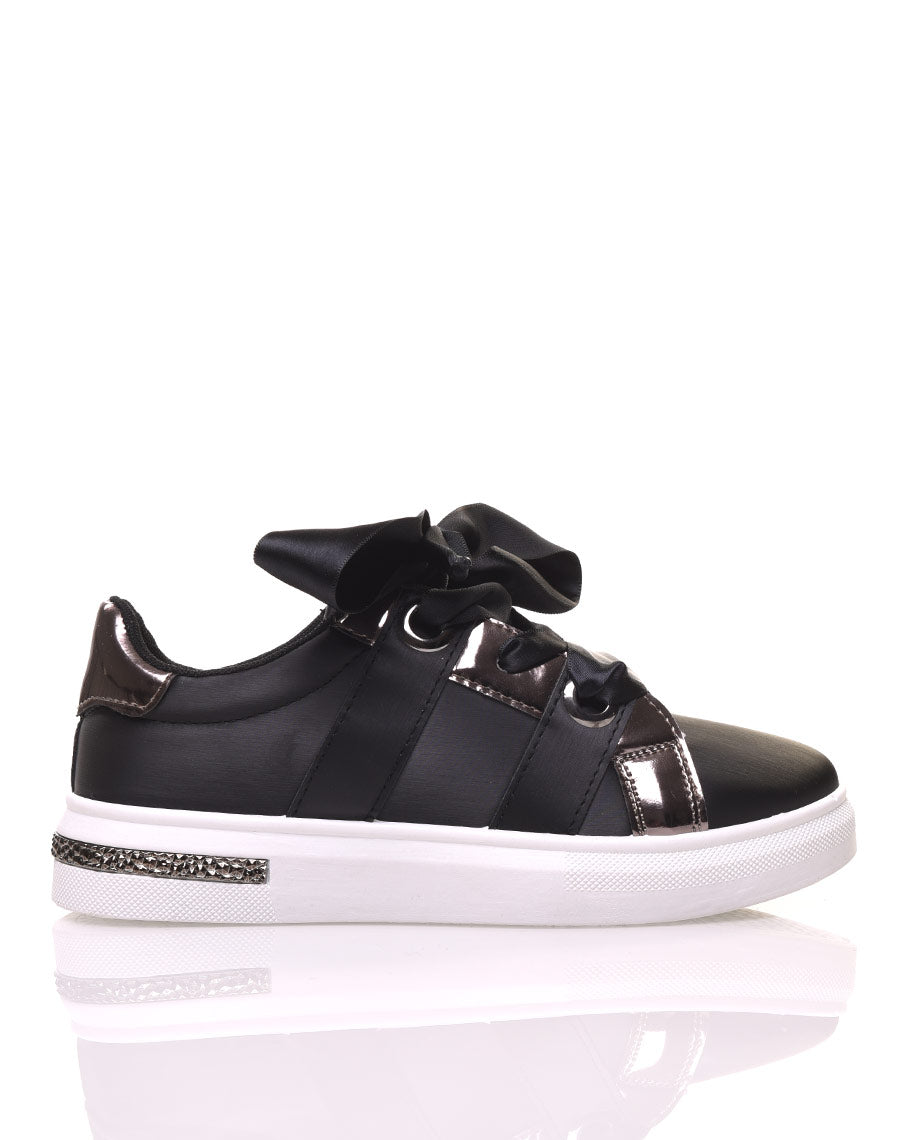 Baskets noires avec lacets effets satinés