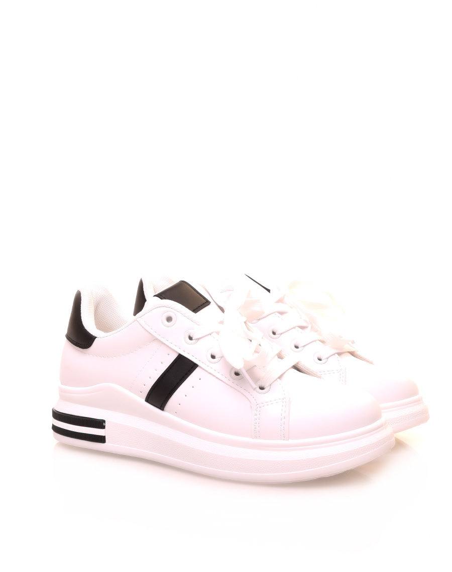 Baskets noires et blanches