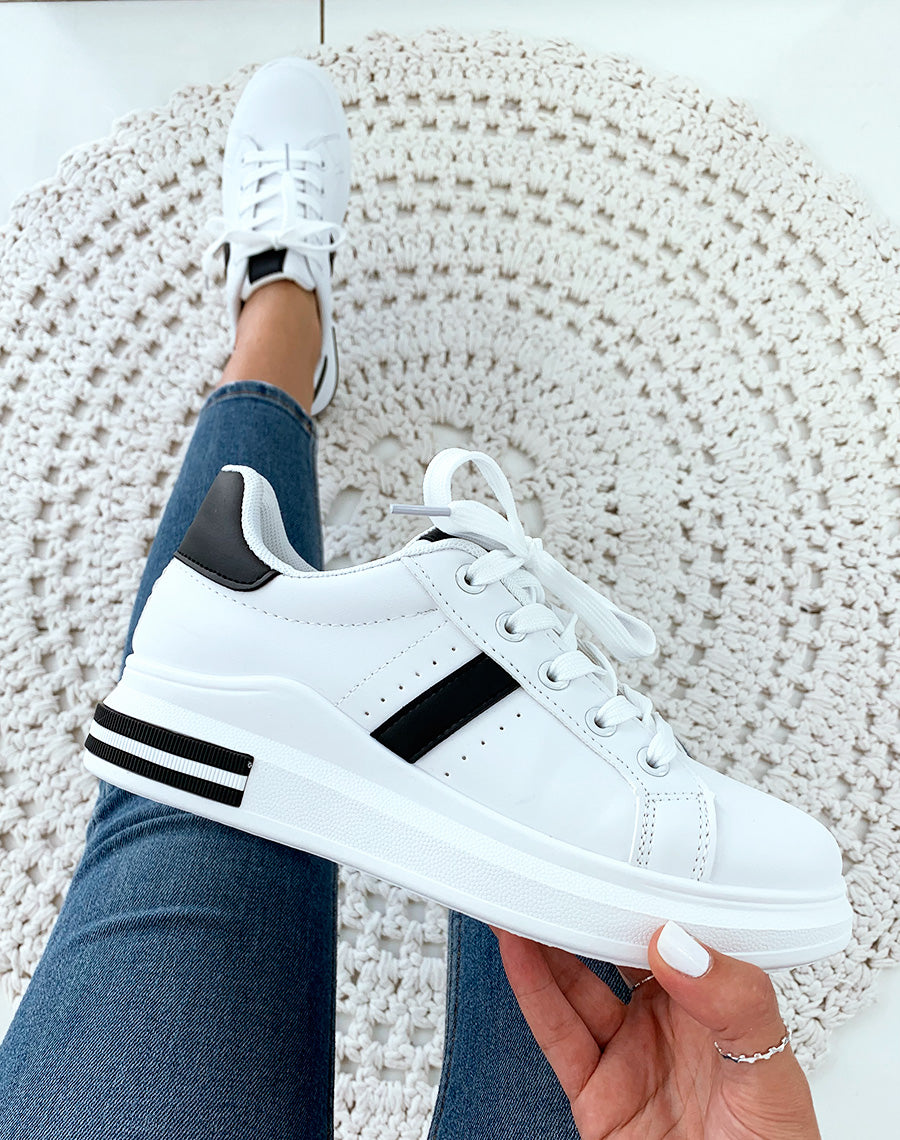 Baskets noires et blanches