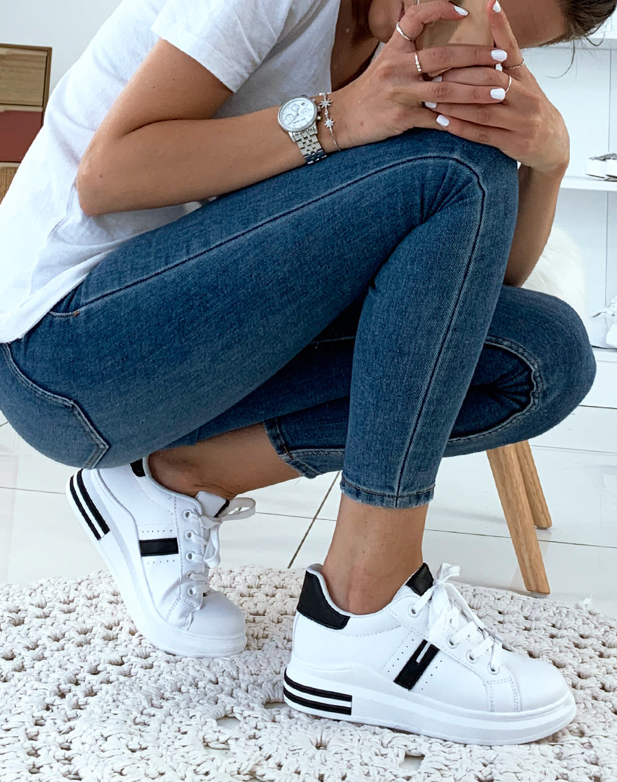 Baskets noires et blanches