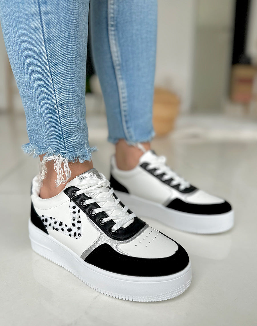 Baskets noires et blanches avec motifs dalmatien et détails argentés 