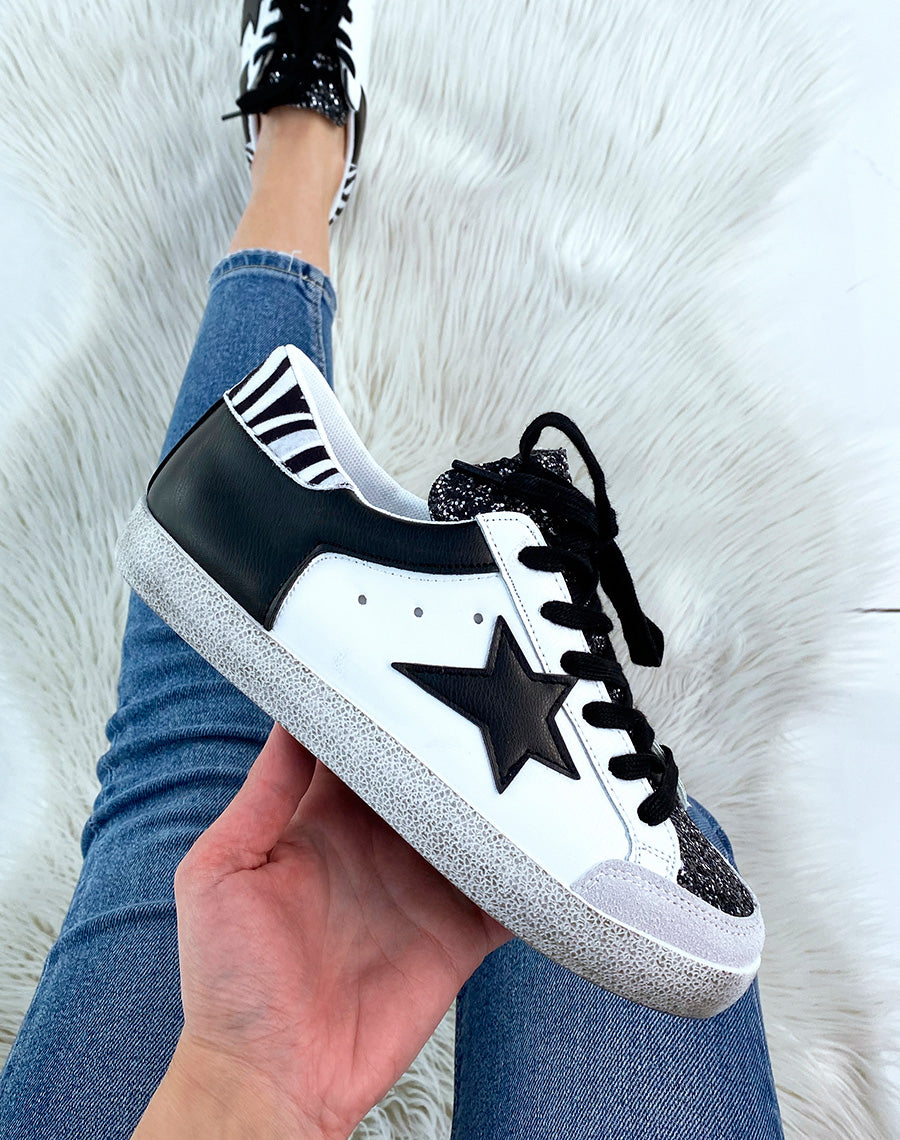 Baskets noires et blanches à détails pailletés et zébrés