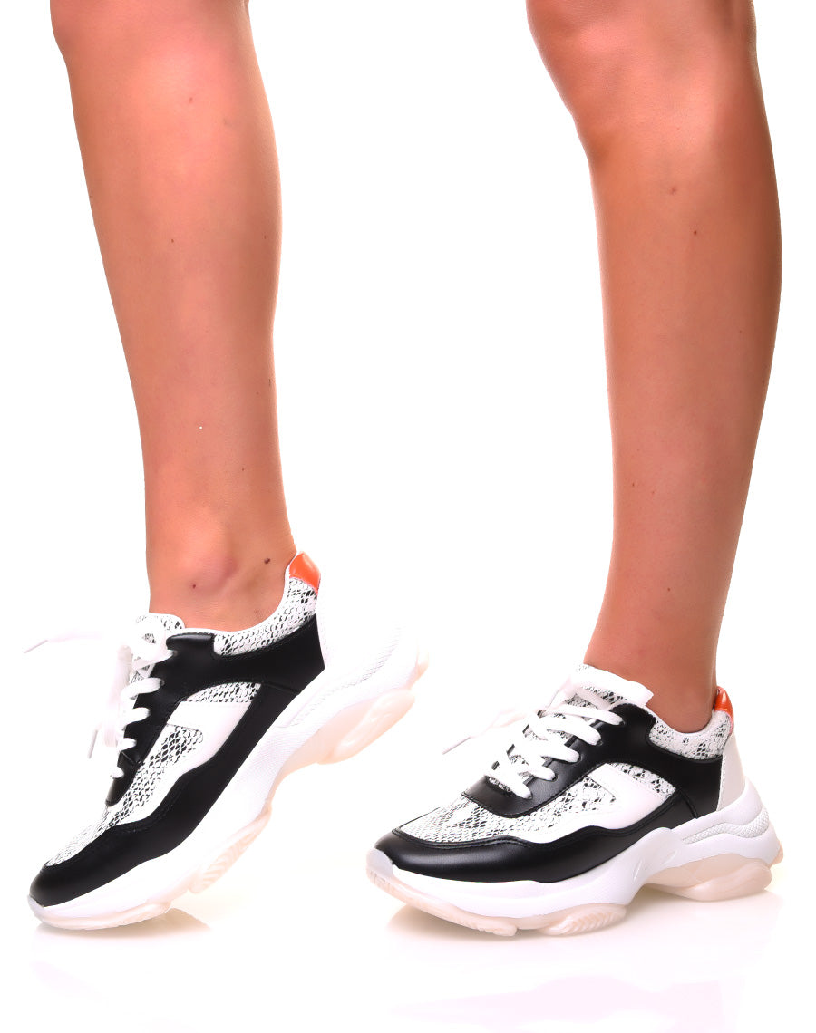 Baskets noires et blanches effet python et talon orange