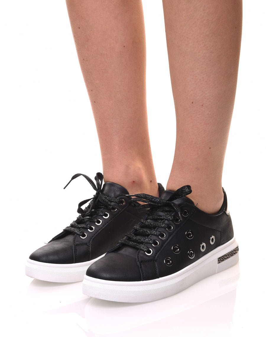 Baskets noires à œillets 