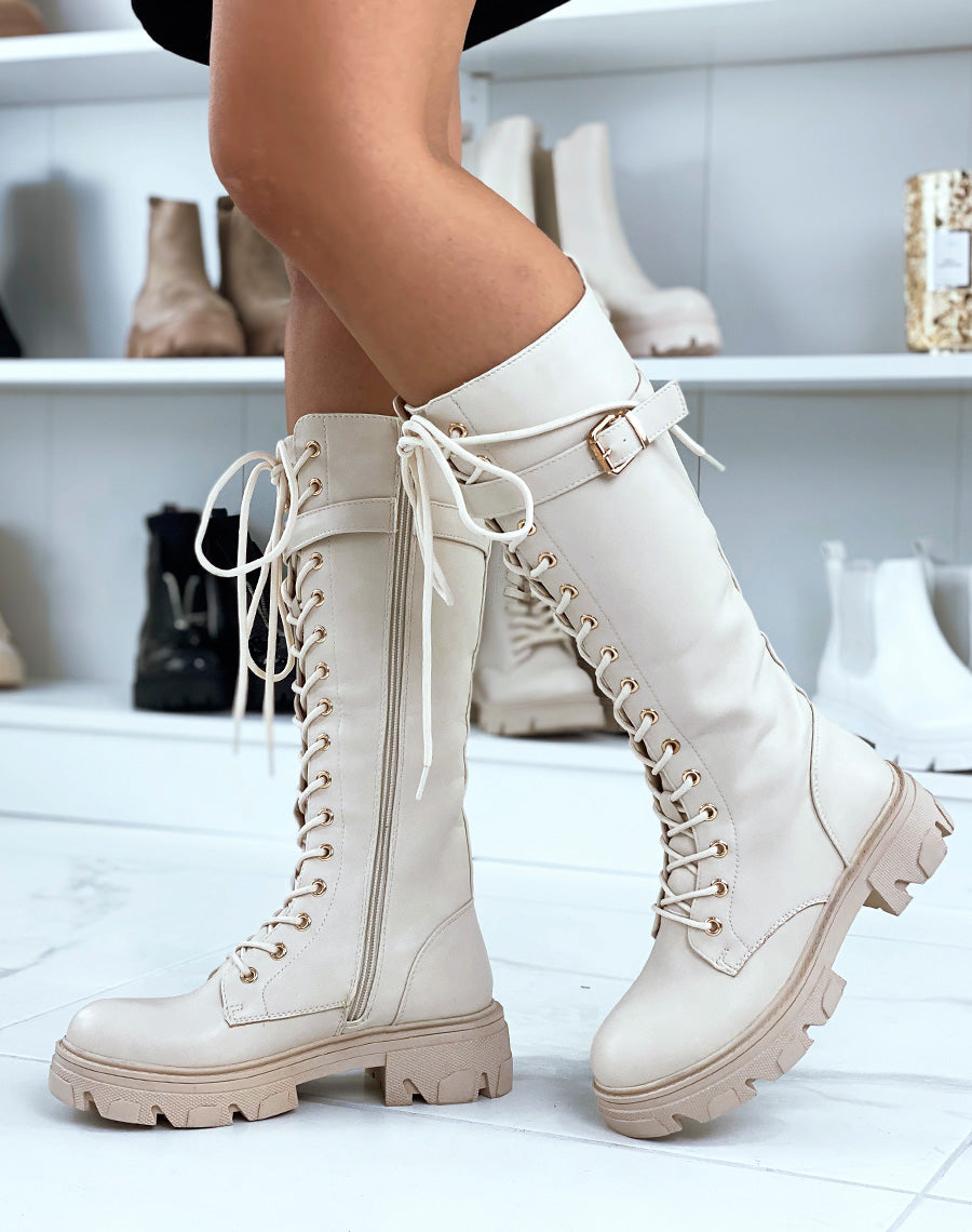 Bottes beiges lacées à lanière et semelle crantée