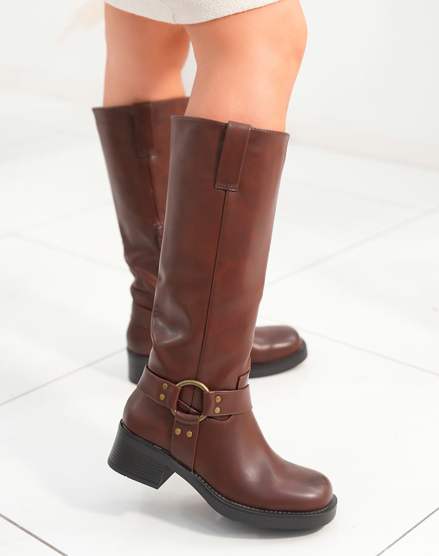 Bottes femme marron style motard avec boucle et détails cloutés dorés