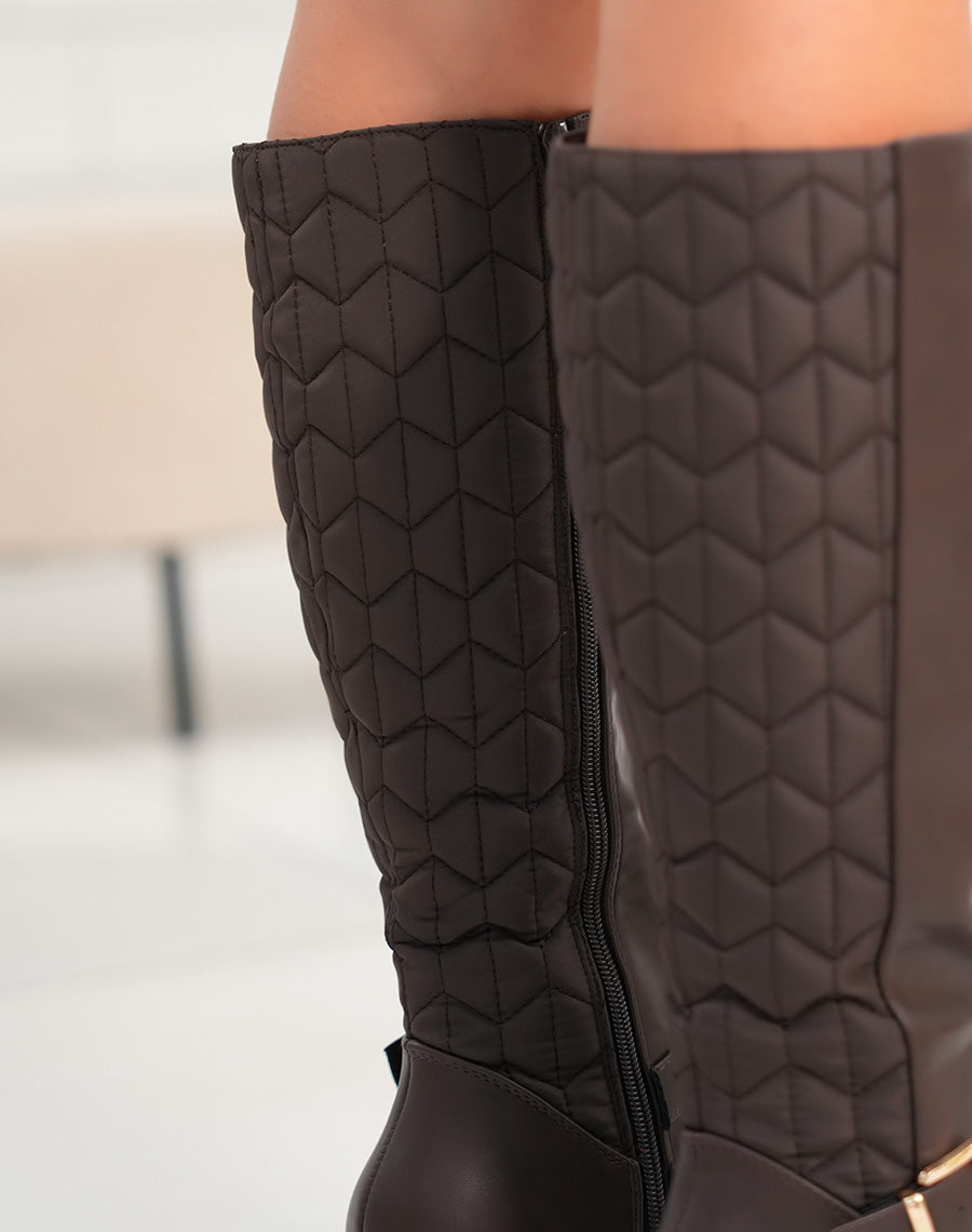 Bottes femme marron à talon haut avec effet matelassé et boucle dorée chic et élégantes