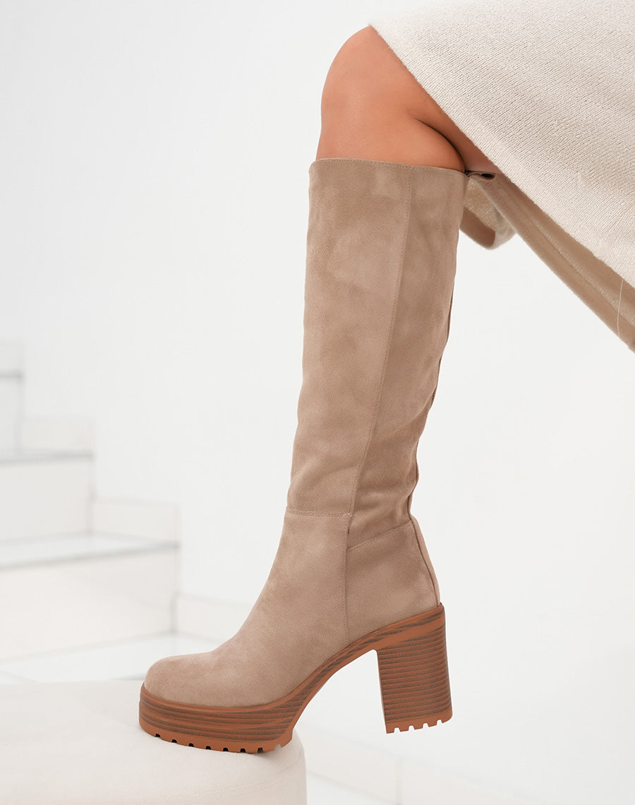 Bottes femme taupe en suédine avec grosse plateforme crantée et talon haut épais audace et confort