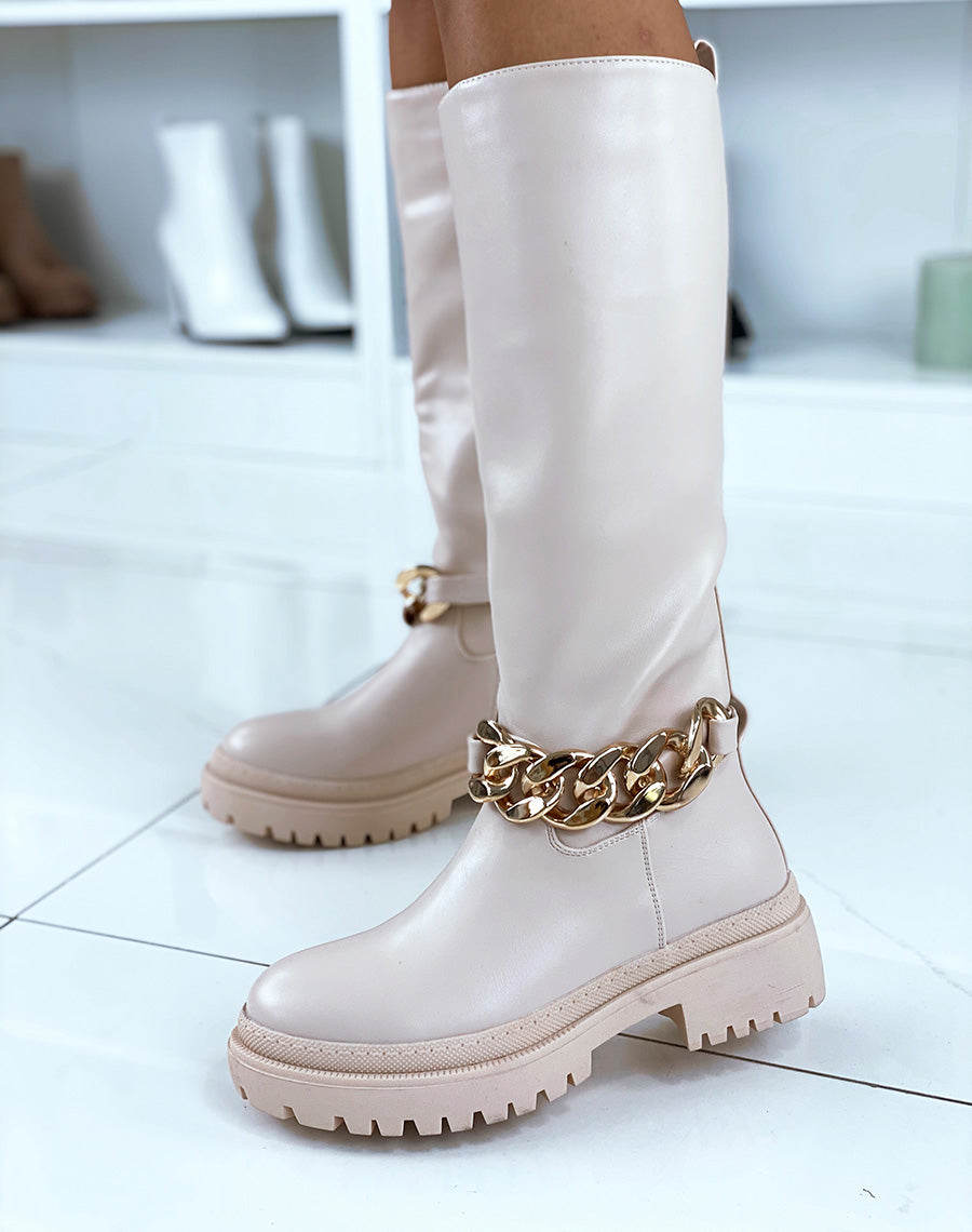 Bottes hautes beiges ornées d’une chaîne dorée