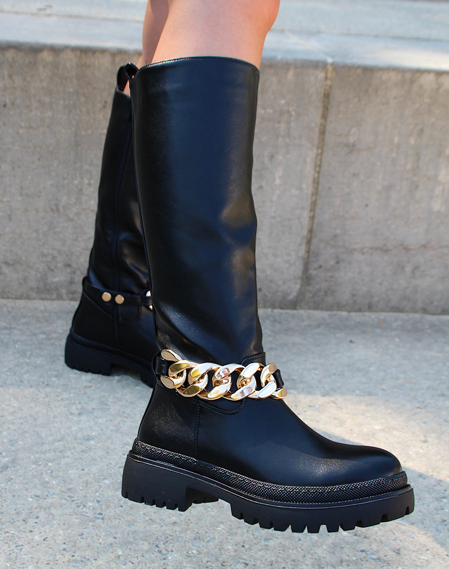 Bottes hautes noires ornées d’une chaîne dorée