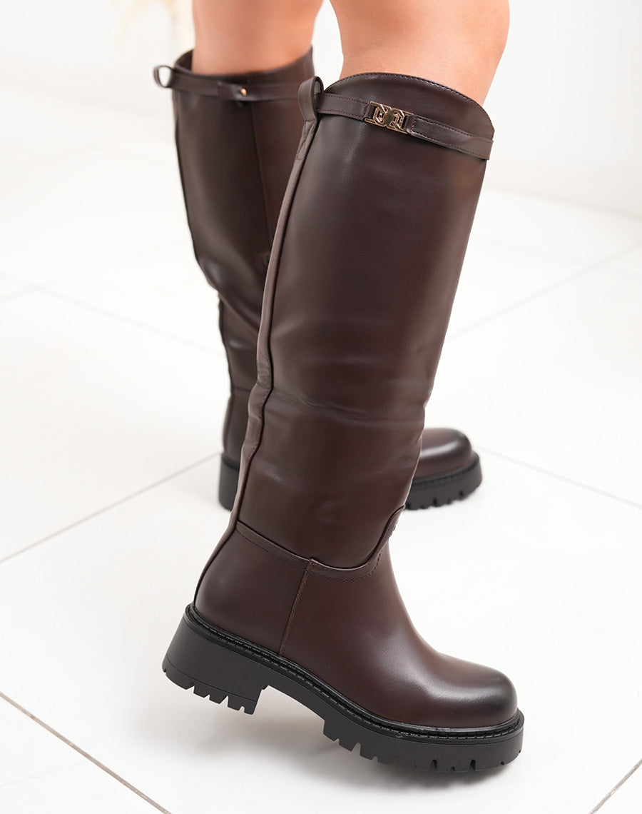 Bottes marron à semelle crantée et lanière à boucle dorée