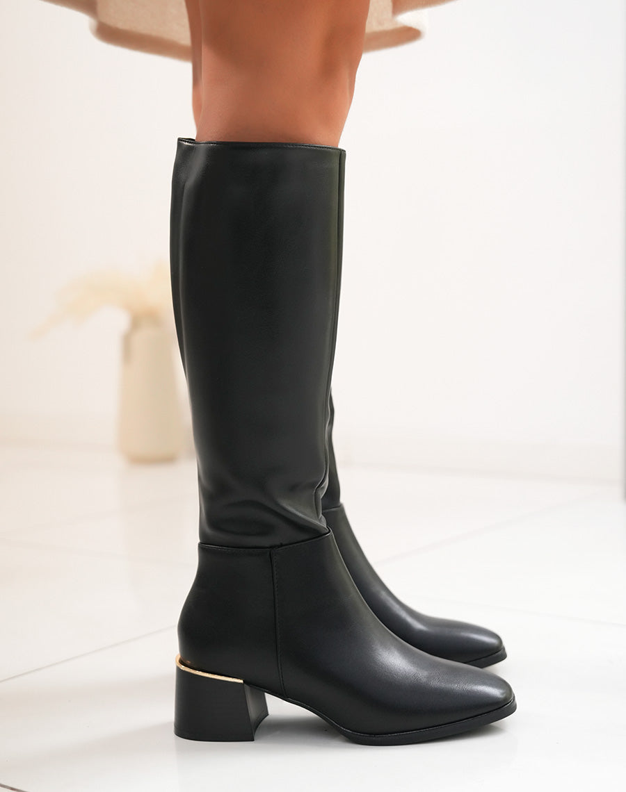 BOTTES NOIRES AVEC LISERÉ DORÉ : UNE TOUCHE HIVERNALE CHIC