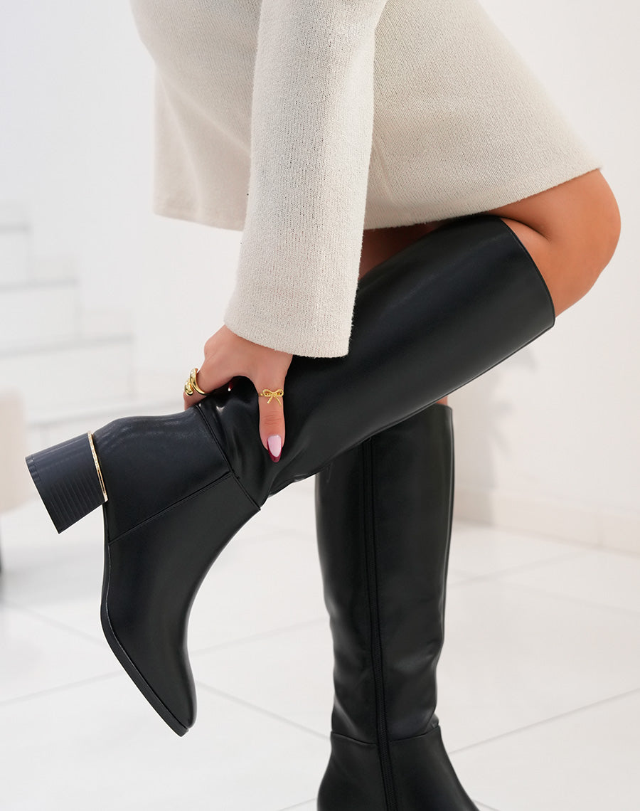 BOTTES NOIRES AVEC LISERÉ DORÉ : UNE TOUCHE HIVERNALE CHIC