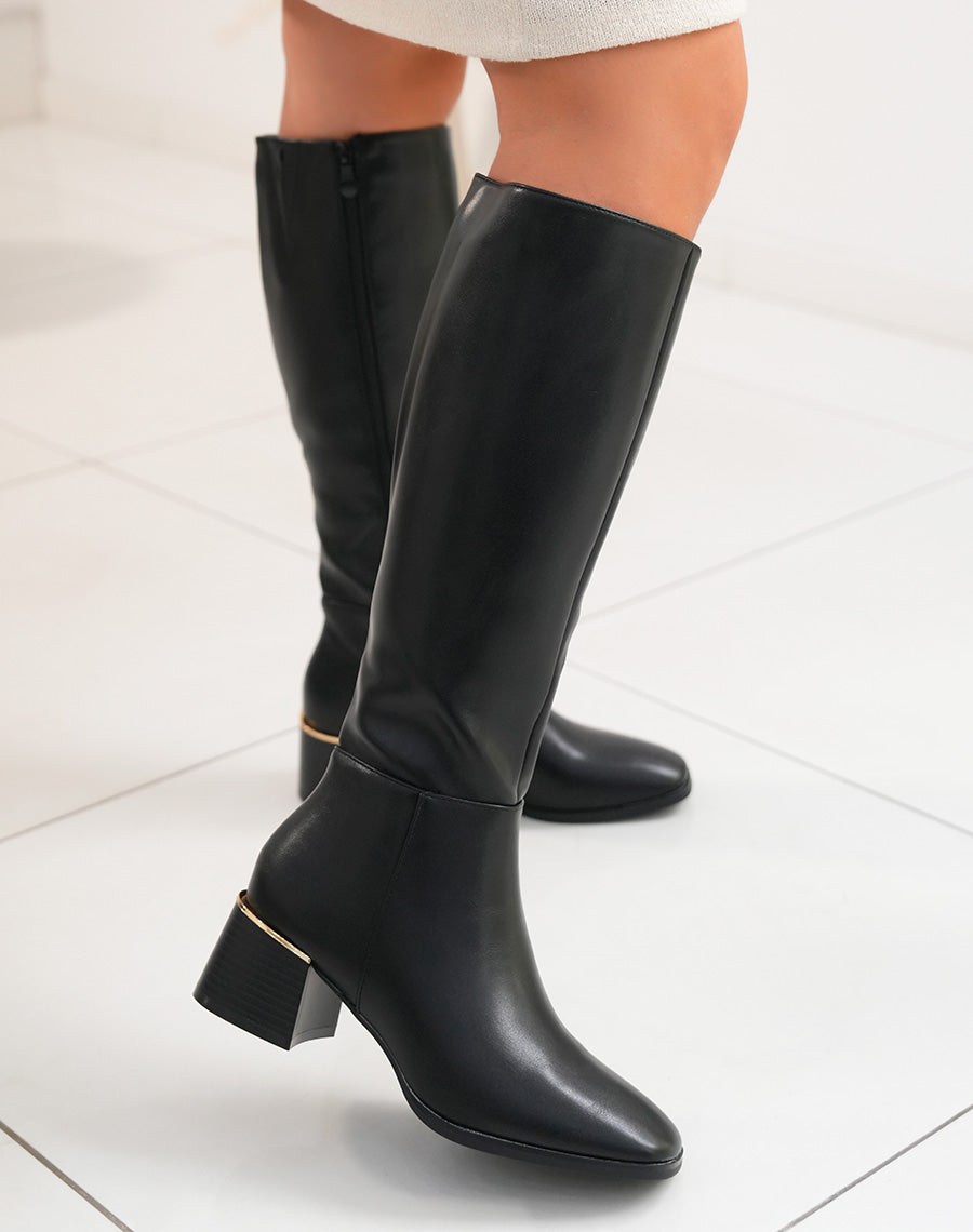 BOTTES NOIRES AVEC LISERÉ DORÉ : UNE TOUCHE HIVERNALE CHIC